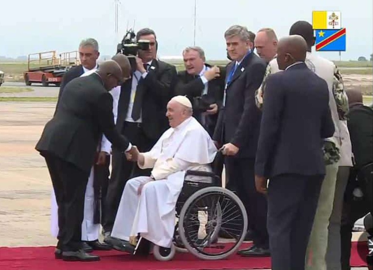RDC – Visite Papale : le Pape François a foulé le sol congolais accueilli par le Premier Ministre cet après&nbsp;midi